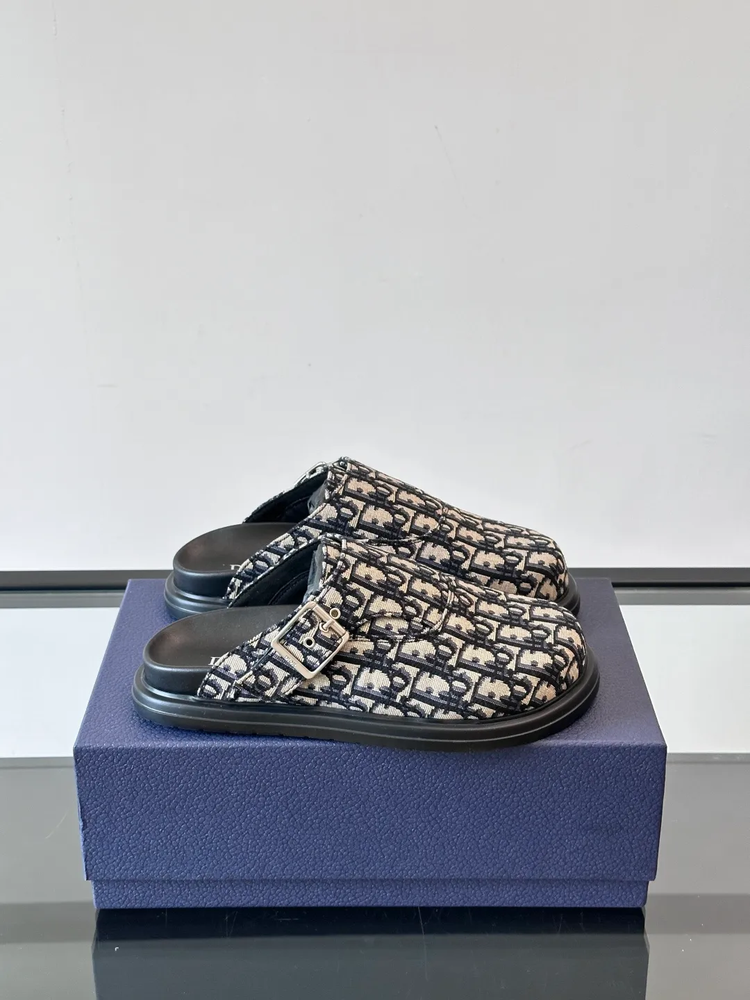 P360 Dior's new mules are new. I think closed-toe mules are really cool for boys. They are Dior's most classic oblique print and are fashionable and comfortable. These Dior Aqua mules combine modern style and classic design. Beige and black Oblique printed fabric upper with adjustable straps and a metal-clad copper alloy Dior buckle for added style. Paired with black leather, rubber and EVA notch soles, they can be easily paired with a variety of casual outfits. size: 38-45 (38.45 customized)